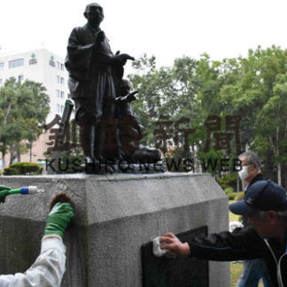 市民有志が武四郎像清掃(2020-09-10)