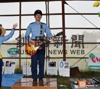 ひまわりロード開通式　弟子屈署員が歌で交通安全啓発(2020-09-16)