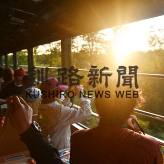 湿原照らす沈む太陽、「夕陽ノロッコ号」運行(2020-09-29)