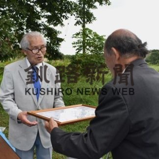 玉井氏に農民文学賞伝達(2020-09-04)