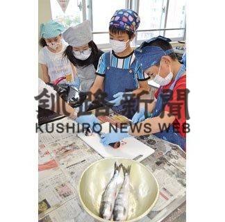 中央小でおさかな教室、ヒメマスの三枚下ろしに挑戦(2020-09-19)