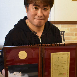 「自然写真」で全国入賞　釧路の佐藤さん白いエゾリス撮影_1(2020-09-30)