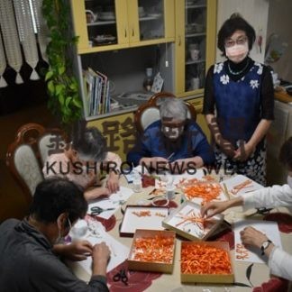 オレンジリボン制作中　釧路市在住河合さんボランティア(2020-09-22)