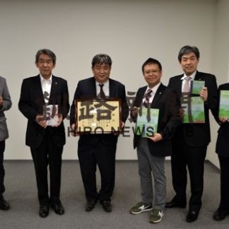 マリモで盛り上げ隊が市に英語絵本やＤＶＤ寄贈(2020-09-06)