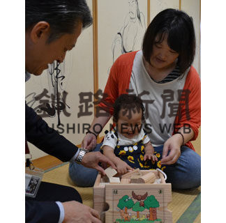 出生祝いで浜中産木材の積み木贈呈(2020-09-06)