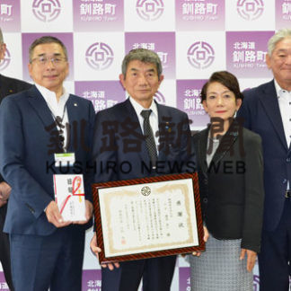 釧路地方法人会が町に消毒液寄贈(2020-09-29)