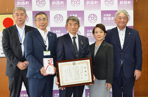 釧路地方法人会が町に消毒液寄贈(2020-09-29)