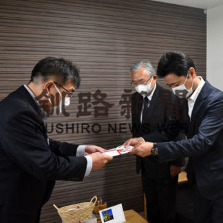 地方法人会阿寒支部がコロナ感染防止で２園に物品寄贈(2020-10-01)