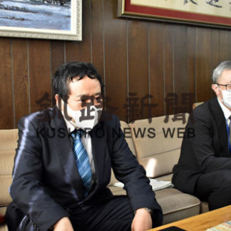 総務省北海道管区行政評価局長の川村氏ら来社(2020-10-08)