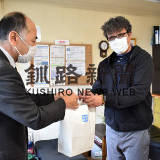 本紙広告協賛事業で施設４カ所にお茶贈呈(2020-10-02)