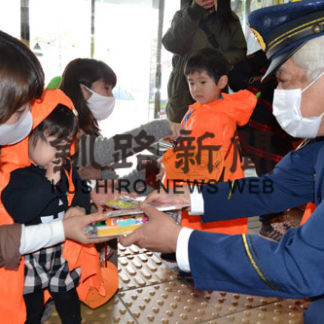 ハロウィーン衣装姿の幼児交通安全啓発(2020-10-30)