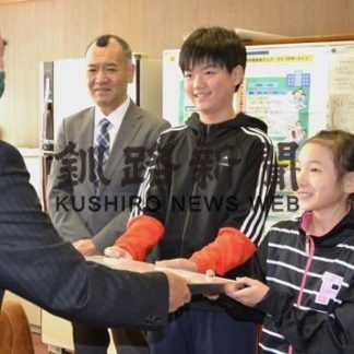 太田小に釧新教育図書贈呈(2020-10-14)