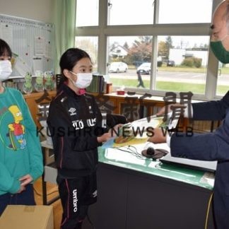 上西春別小に釧新教育図書贈呈(2020-10-23)