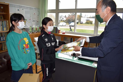 上西春別小に釧新教育図書贈呈(2020-10-23)