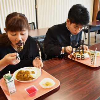 地元食材の給食堪能　白糠高(2020-10-27)