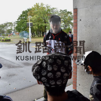 クレインズ選手が小学校児童の見守り活動(2020-10-07)