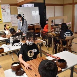 囲碁大会、子供ら盤上に熱戦(2020-10-21)