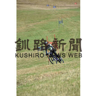 阿寒でＭＴＢ大会、選手快走(2020-10-29)