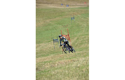 阿寒でMTB大会、選手快走(2020-10-29)