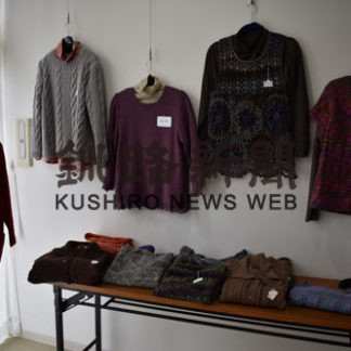 山下さんと生徒、編み物作品展示(2020-10-17)