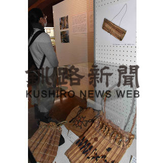 アイヌ民族技法の作品並ぶ(2020-10-04)