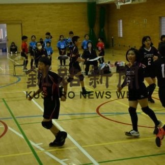 市長杯小学生バレー、１３チームで熱戦(2020-10-26)