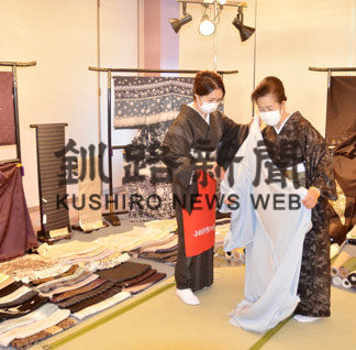 小林豊子きもの学院と講師会が交通遺児基金に寄付(2020-10-23)