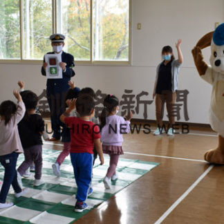 白梅幼稚園で釧路署が交通・防犯教室(2020-10-21)