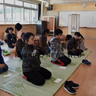 初めての抹茶「おいしい」　鳥取小で茶道教室(2020-10-24)