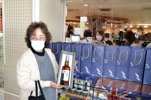 厚岸ウイスキー新商品発売 町民ら列、100本即完売(2020-10-29)