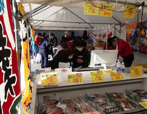 主役サンマ炭火焼きないけれど 道庁前でまるごと根室直送市 (2020-10-29)