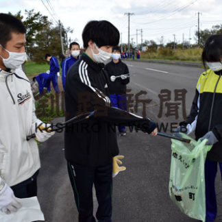 校舎周辺きれいに　白糠中生校外清掃(2020-10-24)