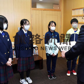 歯舞学園に釧新教育図書贈呈(2020-10-16)