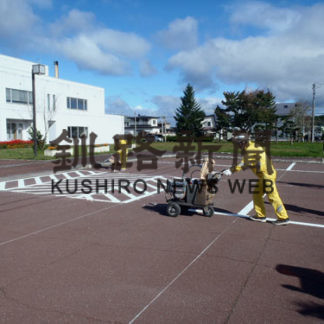 三共舗道釧路営業所、阿寒町公民館の区画線補修(2020-10-04)