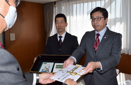 日本公衆電話会が釧路市教委に「こども手帳」と「ネット安全ガイドブック」寄贈(2020-10-27)