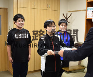 読書で心豊かに　釧新教育図書、３校に贈呈_2(2020-10-08)