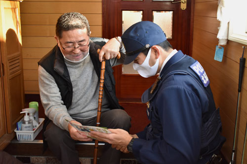 家庭訪問し事故防止、防火啓発(2020-10-27)