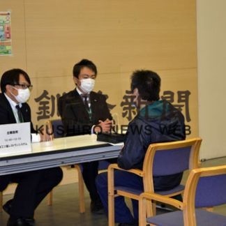 中高年の求職者真剣　釧路で企業説明(2020-10-29)