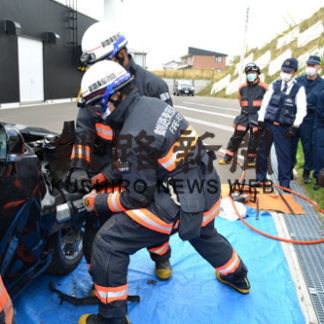 車両内の人を特殊器具で救出、消防と警察合同訓練(2020-10-24)