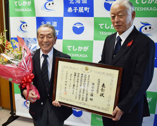 深谷さんに道社会貢献賞(2020-10-27)