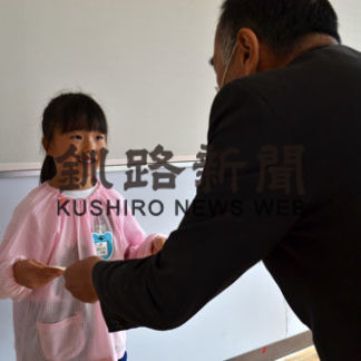 釧新おじいちゃん・おばあちゃん似顔絵展　最高賞の園児に賞状(2020-10-02)