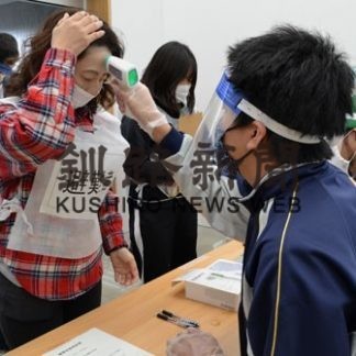 津波想定し避難訓練、全小中学校が初参加_1(2020-10-28)