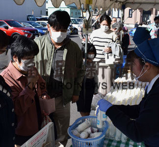 標茶高校、校内生産の乳製品ＰＲ(2020-10-23)