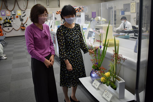 池坊釧路中央会員が花展リレー(2020-10-06)