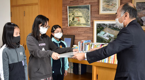 読書で心豊かに 釧新教育図書、3校に贈呈_1(2020-10-08)