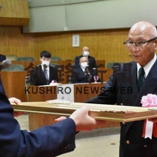 中嶋さんにスポーツ賞贈呈(2020-11-01)