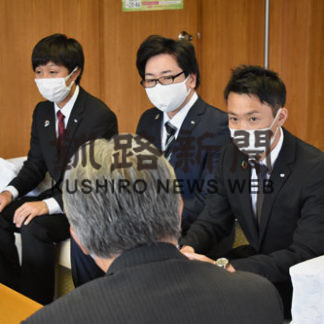 中標津ＪＣ次年度役員が役場訪問(2020-10-29)