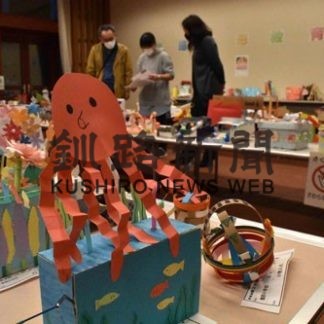 管内小中学生の発想、造形に　教育展に２４６点(2020-10-29)