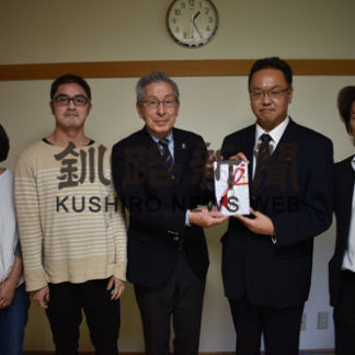 羅臼町職員労働組合が寄付(2020-10-07)