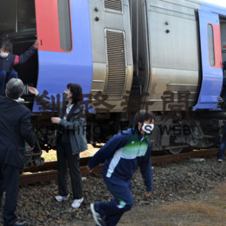 津波に備え中学生ら参加　列車使い合同避難訓練　(2020-10-08)
